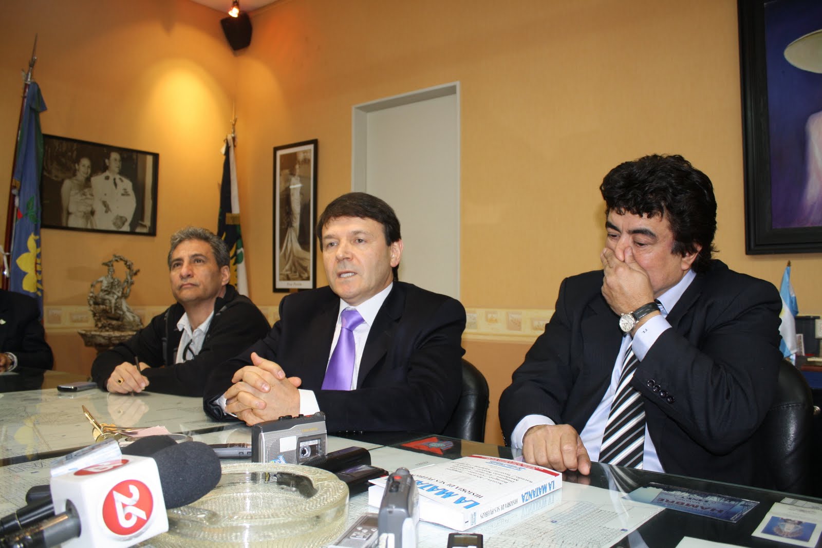 La máscara para los cabellos del coñac con la sal
